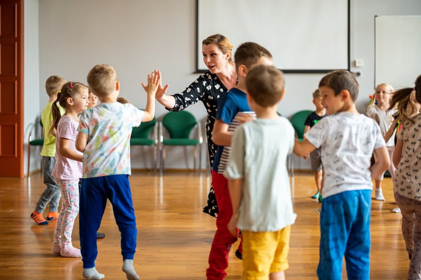 Dzieci z wrocławskiego przedszkola reagowały bardzo spontanicznie. Na zdjęciu z instruktorką dr Katarzyną Turek z Zakładu Muzykoterapii wrocławskiej Akademii Muzycznej